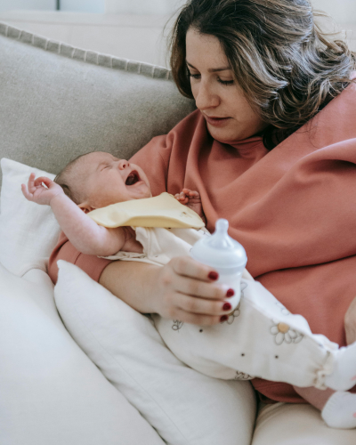 Mon Bébé Pleure la Nuit: les Raisons et les Solutions